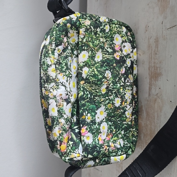 BAGGU Camera Crossbody In Daisy Print - Picture 6 of 15
